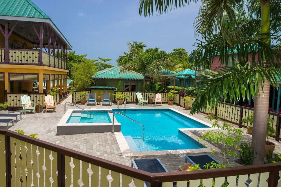 Een foto van het zwembad bij Country Country Beach Cottages