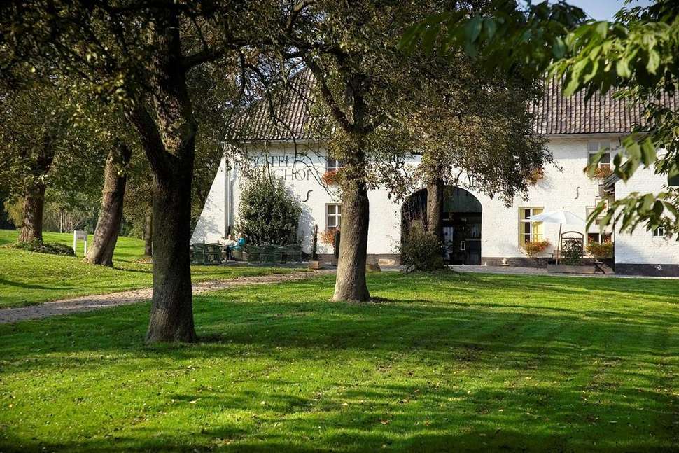 Een foto van de buitenkant van Fletcher Hotel-Restaurant Kasteel Erenstein