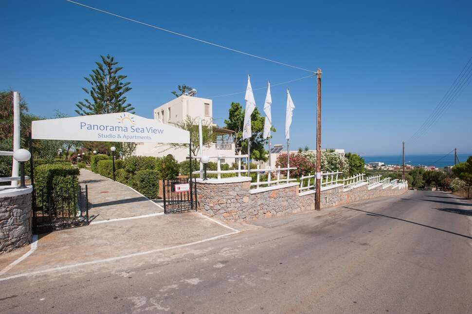 Ein Foto von der Außenansicht des Panorama Seaview Apartments