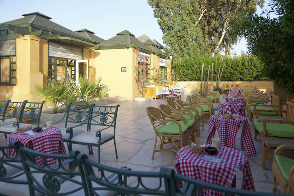 Een foto van het terras bij The Three Corners Rihana Resort