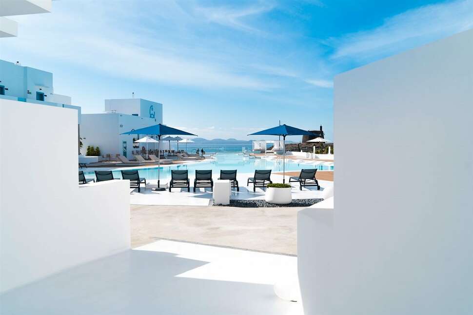 Een foto van het zwembad bij CalaLanzarote Suites Hotel