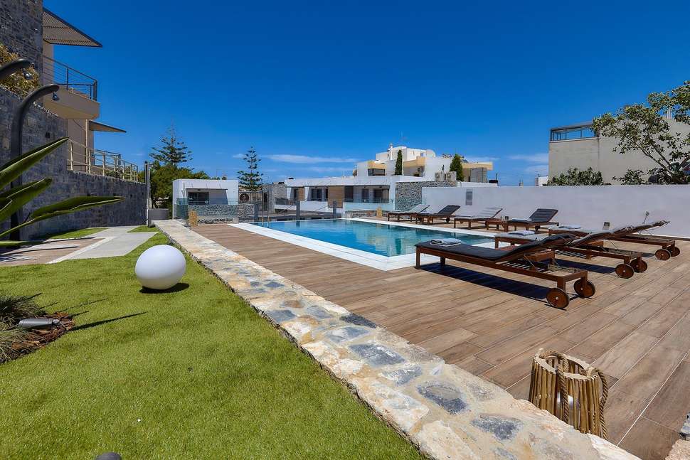 Een foto van het zwembad bij Seascape Luxury Residences