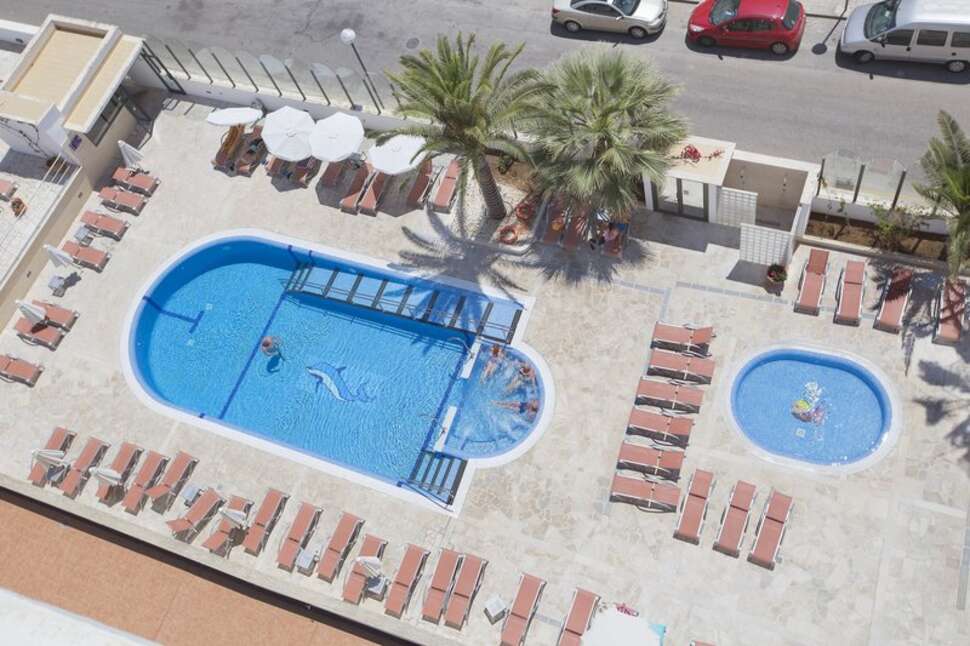 Een foto van het zwembad bij Hotel Biniamar