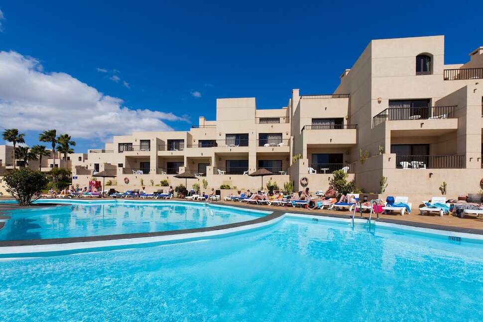 Een foto van het zwembad bij Blue Sea Costa Teguise Gardens