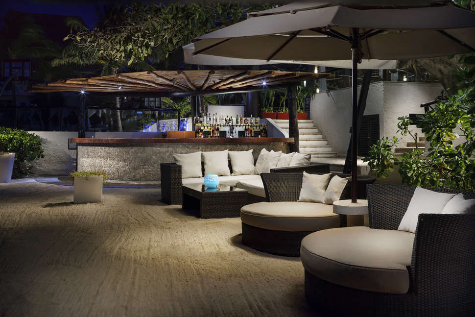 Een foto van het terras bij The Reef Playacar Resort