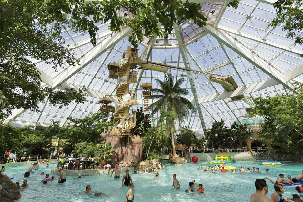 Een foto van het zwembad bij Center Parcs De Vossemeren