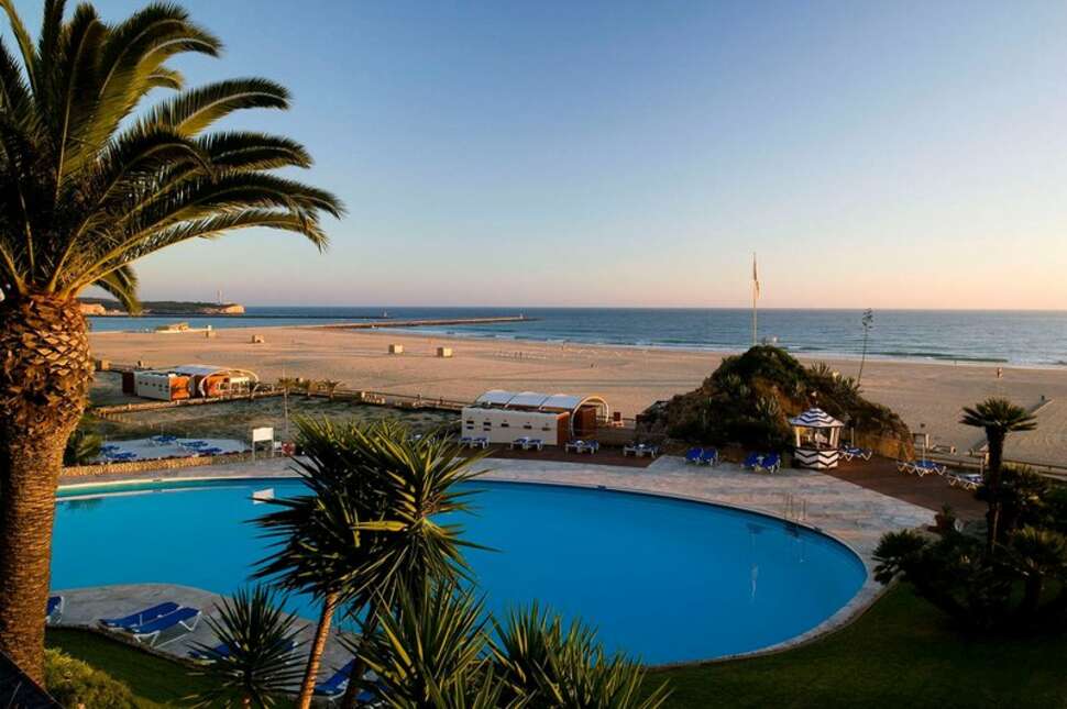 Een foto van het zwembad bij Algarve Casino Hotel