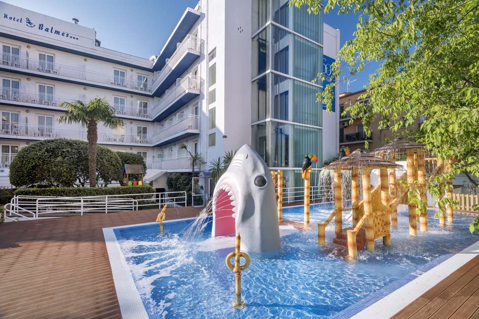 Een foto van het zwembad bij GHT Balmes Hotel Aparthotel & Splash