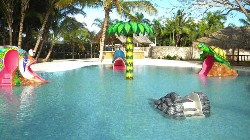 Een foto van het zwembad bij Grand Sirenis Punta Cana Resort