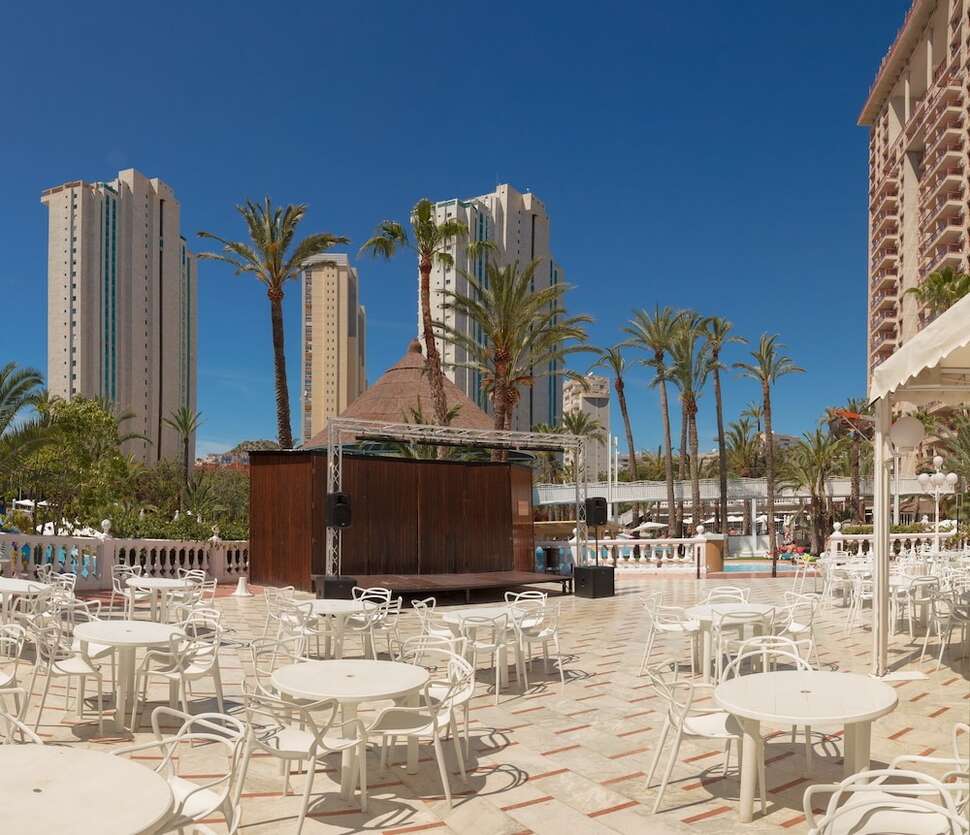Een foto van het terras bij Magic Tropical Splash Aparthotel