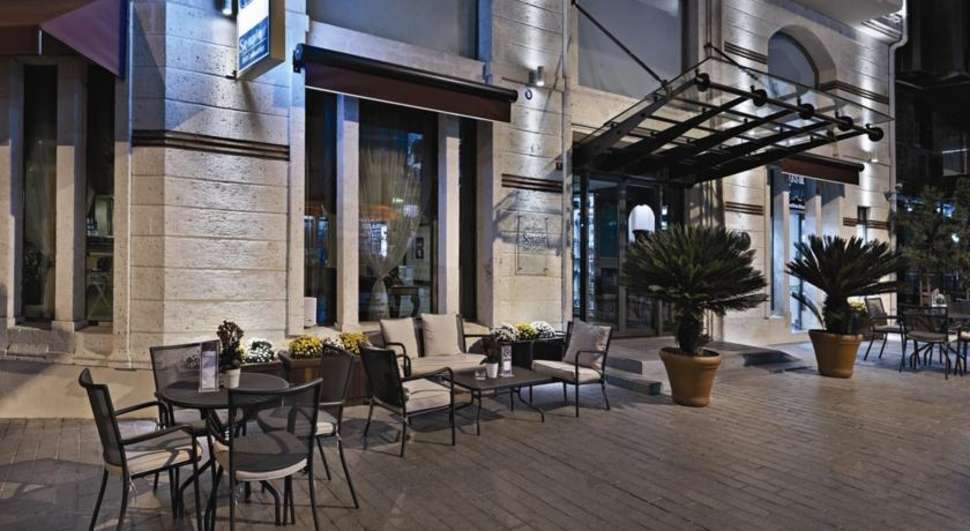 Een foto van het terras bij Holiday Inn Istanbul Old City