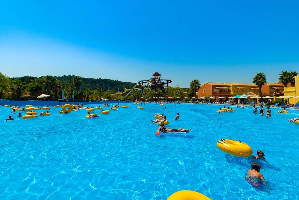 Een foto van het zwembad bij Aqualand Resort