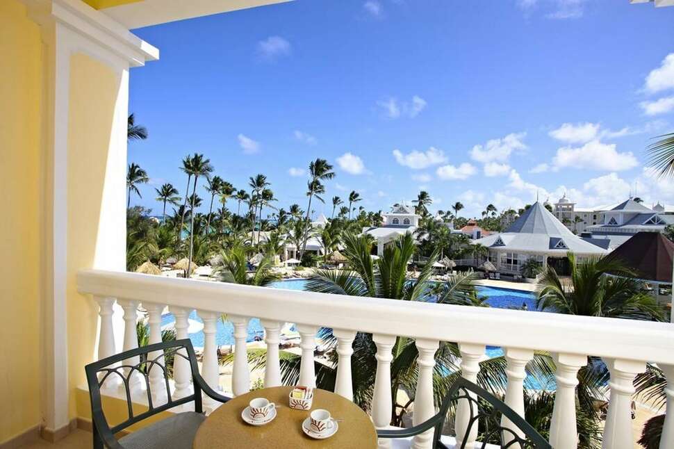 Een foto van het zwembad bij Luxury Bahia Principe Esmeralda