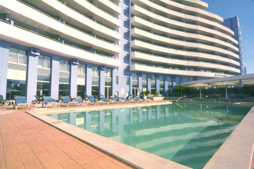 Een foto van het zwembad bij Oceano Atlantico Appartementen