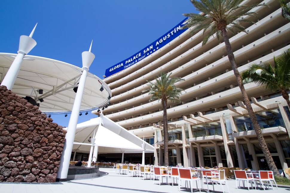 Een foto van de buitenkant van Gloria Palace San Agustin Thalasso