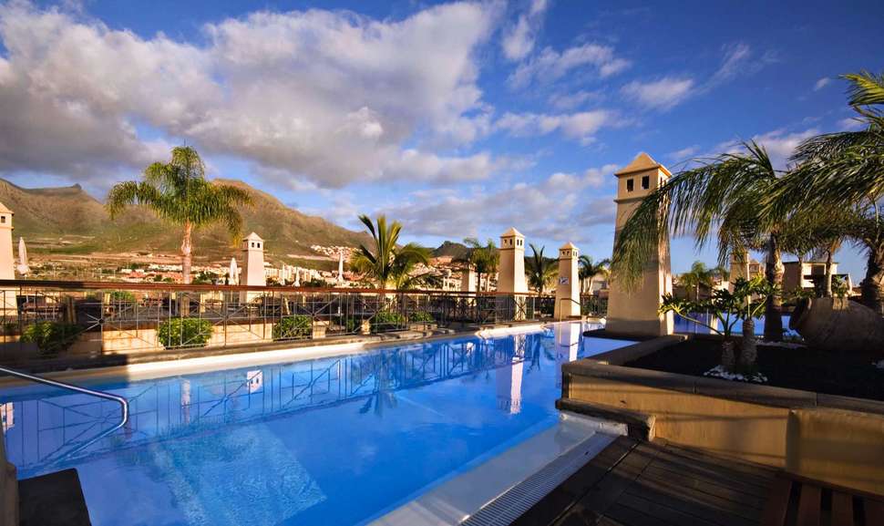 Een foto van het zwembad bij GF Gran Costa Adeje