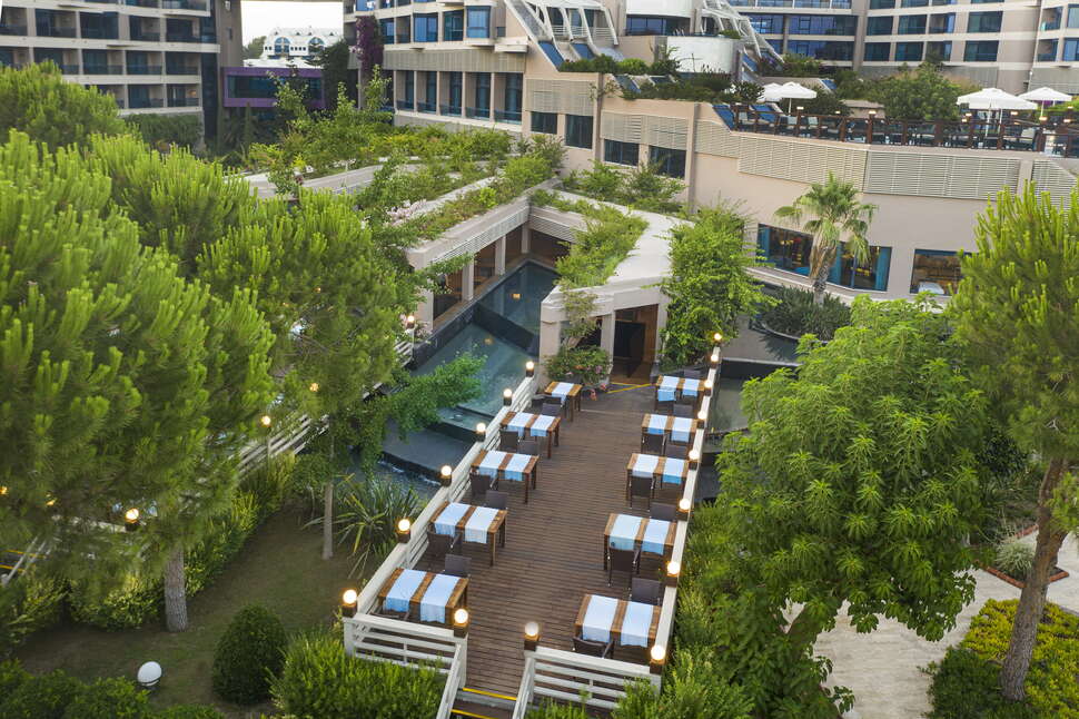 Een foto van het terras bij Susesi Luxury Resort