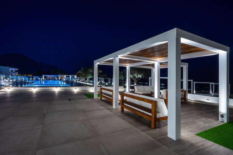 Een foto van het terras bij Kamari Plus Hotel
