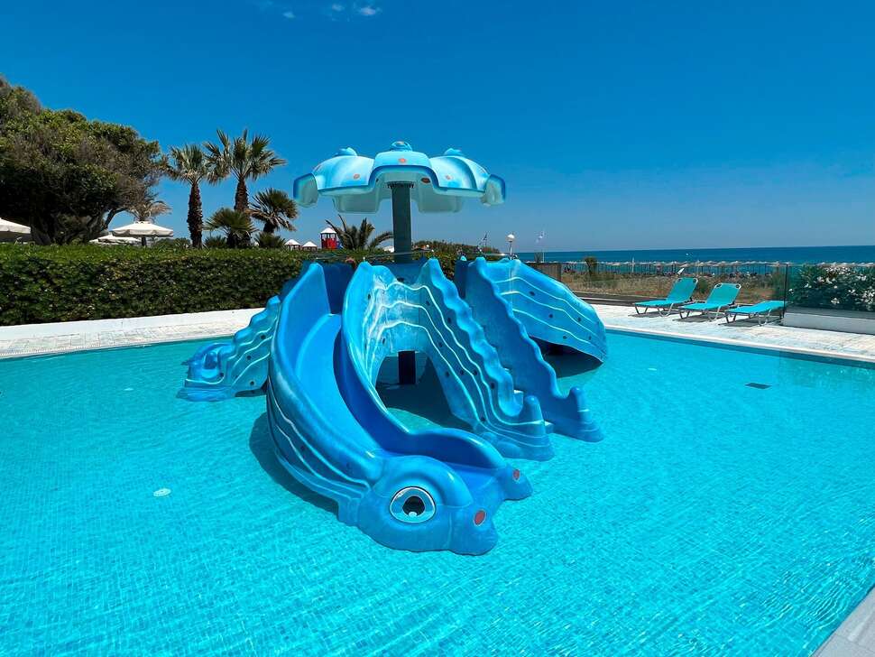 Een foto van het zwembad bij Blue Sea Beach Resort