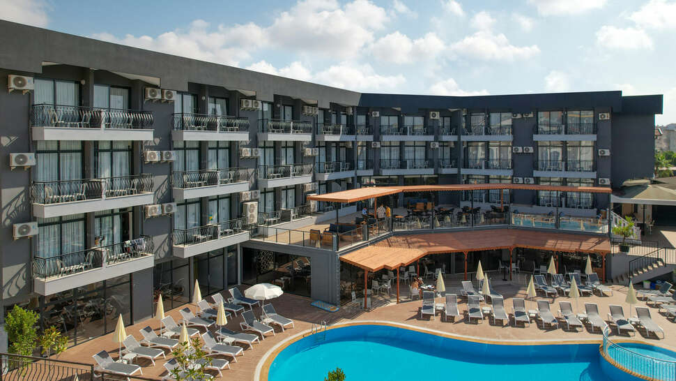 Een foto van het zwembad bij Clover Magic Park Side Hotel