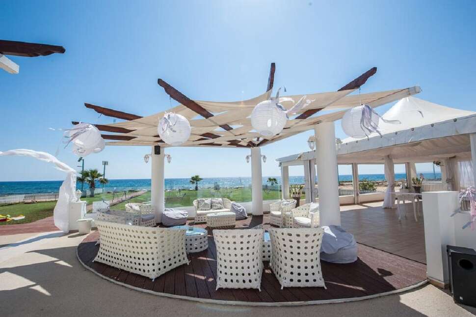 Een foto van het terras bij Pierre Anne Beach Hotel