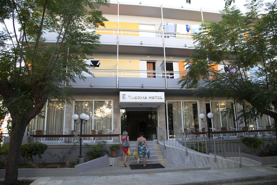 Een foto van de buitenkant van Theonia Hotel