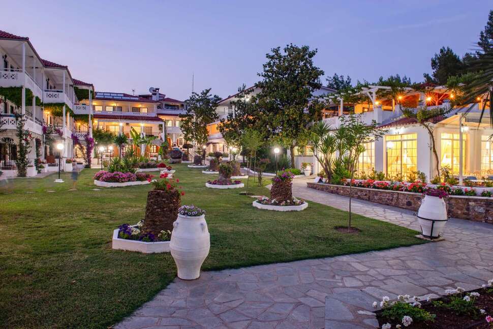 Een foto van het terras bij Porfi Beach Hotel