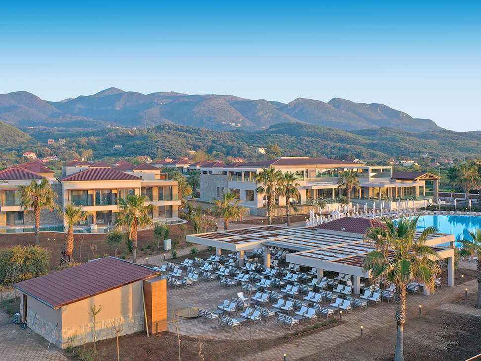 Een foto van de buitenkant van Almyros Beach Hotel