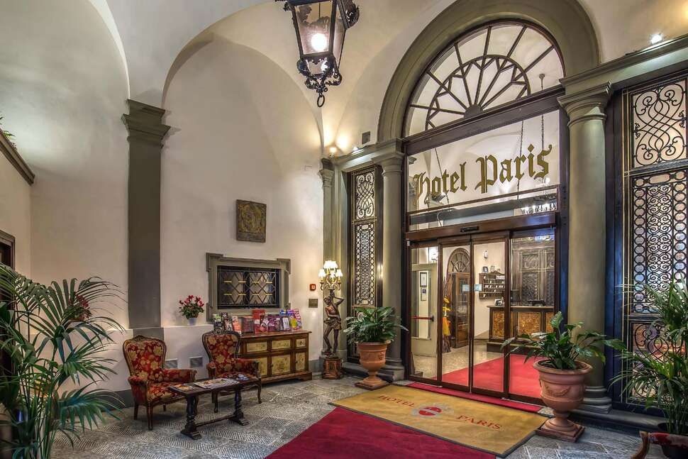 Een foto van de buitenkant van Hotel Paris Florence