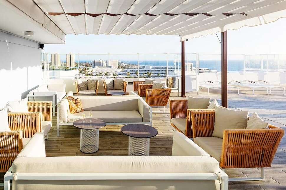 Een foto van het terras bij Hotel Coral Ocean View