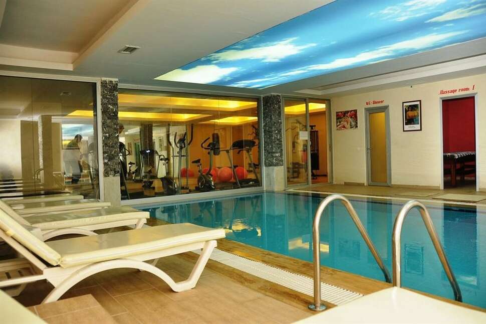 Ein Foto vom Pool im Acar Hotel