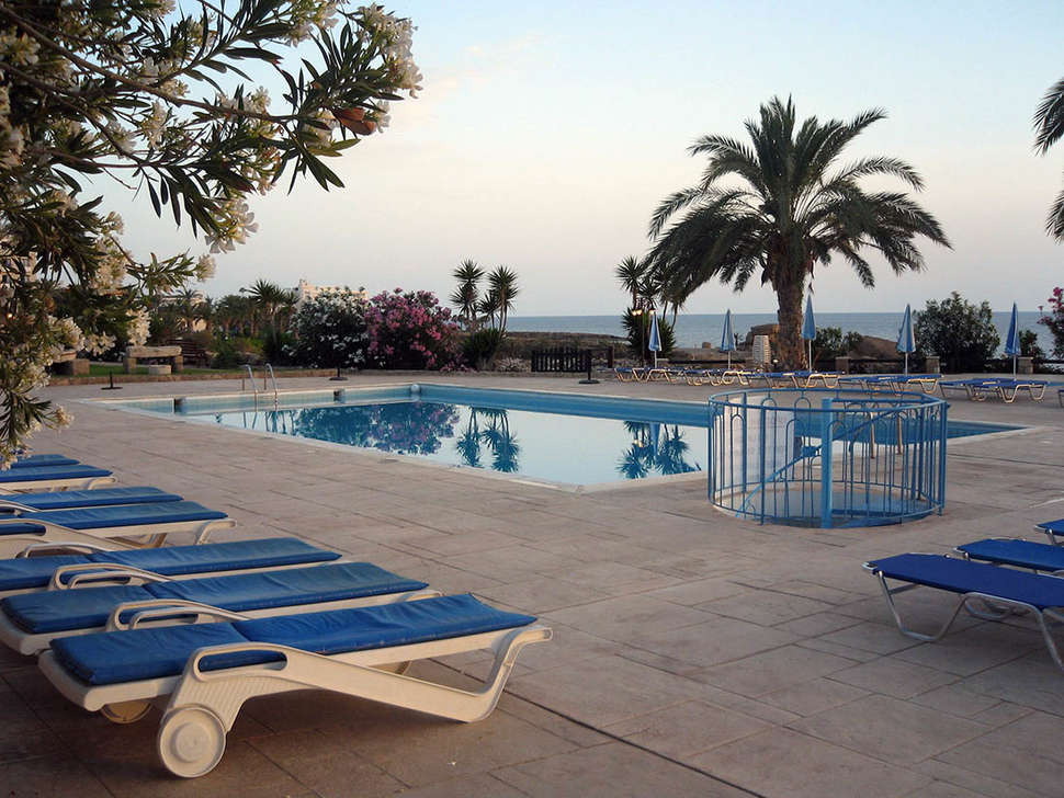 Een foto van het zwembad bij Vrachia Beach Hotel & Suites