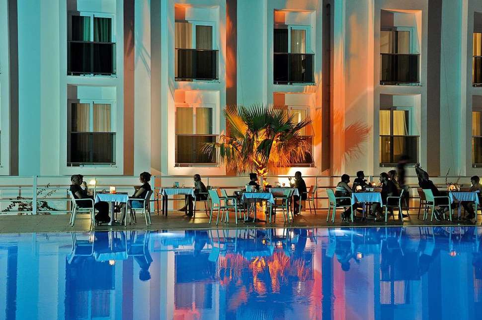 Een foto van het zwembad bij Club Shark Hotel