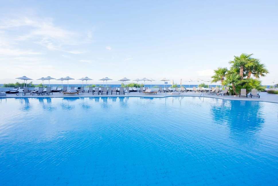 Een foto van het zwembad bij TUI Blue Oceanis Beach