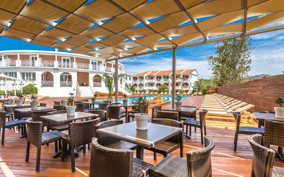Een foto van het terras bij Bitzaro Palace Hotel