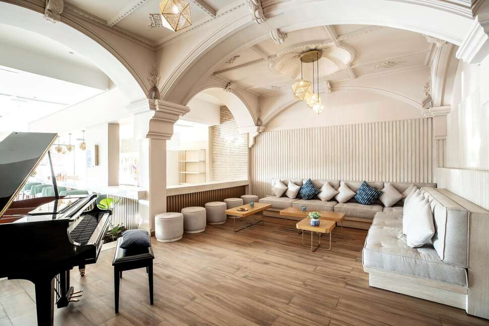 Een foto van het interieur van Medina Gardens
