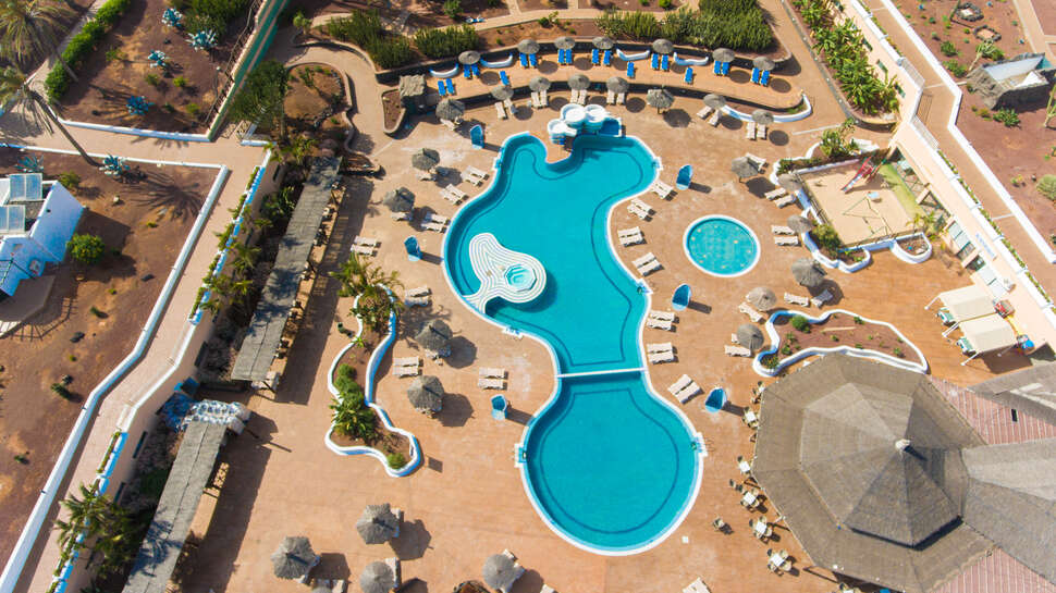 Een foto van het zwembad bij Club Playa Blanca Hotel