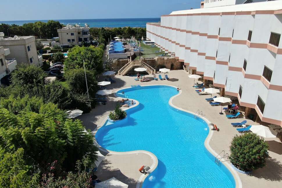 Een foto van het zwembad bij Avlida Hotel