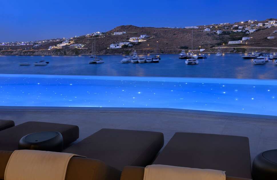 Een foto van het zwembad bij Aeonic Suites & Spa