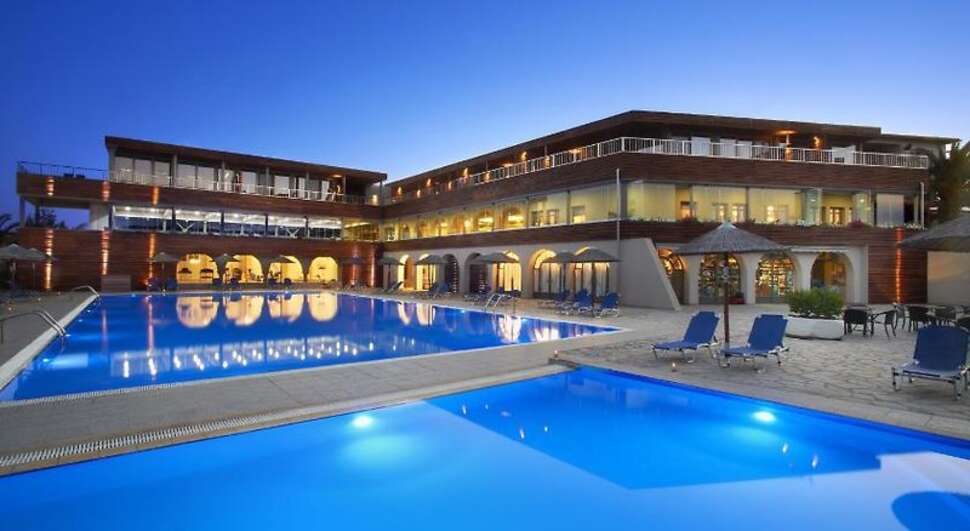 Een foto van het zwembad bij Blue Dolphin Hotel