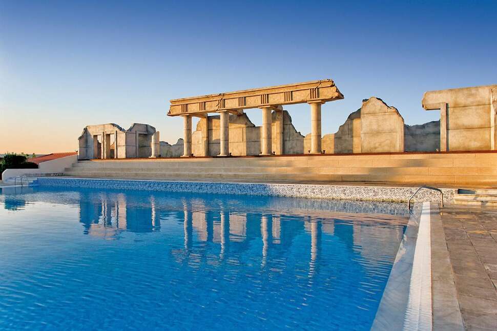 Een foto van een overzicht van Kipriotis Village Resort