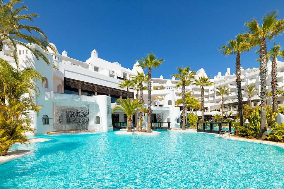 Ein Foto vom Pool im H10 Estepona Palace