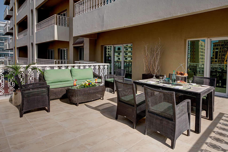 Een foto van het terras bij Al Khoory Atrium Hotel