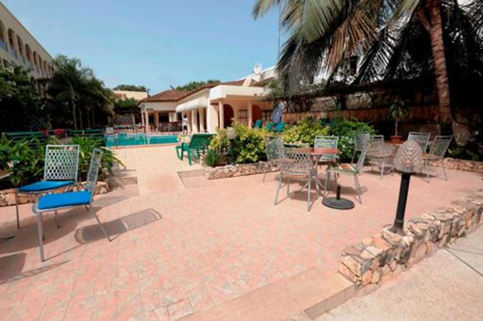 Een foto van het terras bij Seaview Gardens Hotel