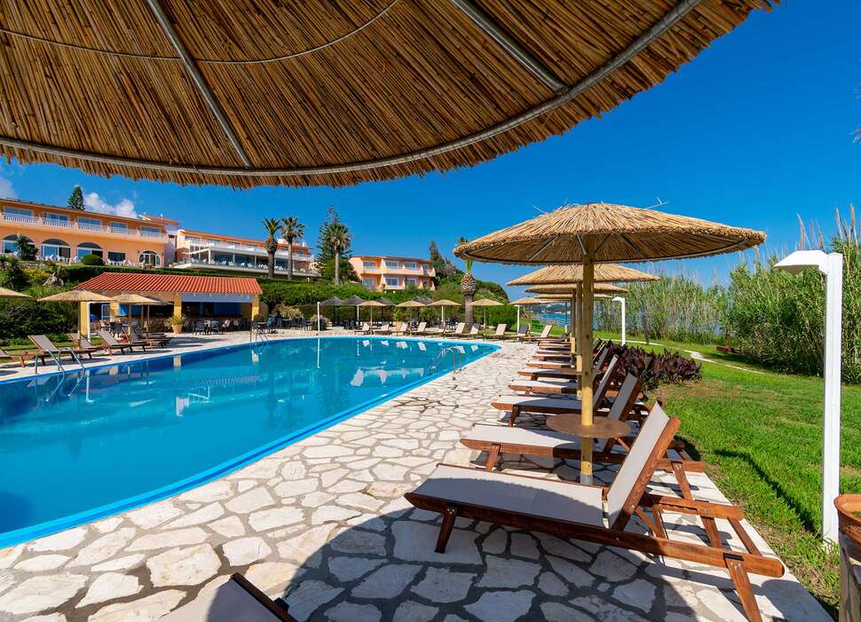 Ein Foto vom Pool im Hotel Ibiscus Corfu