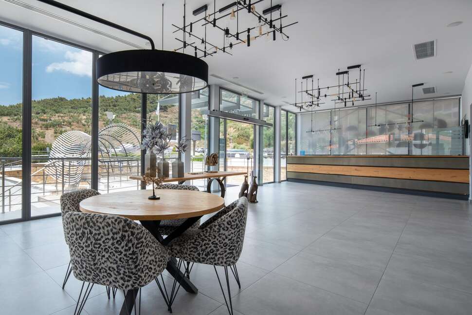 Een foto van het interieur van Lagomandra Beach Hotel & Suites