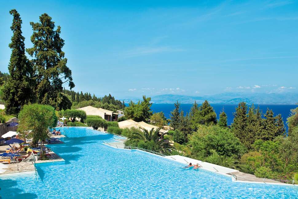 Ein Foto vom Pool im Aeolos Beach Resort