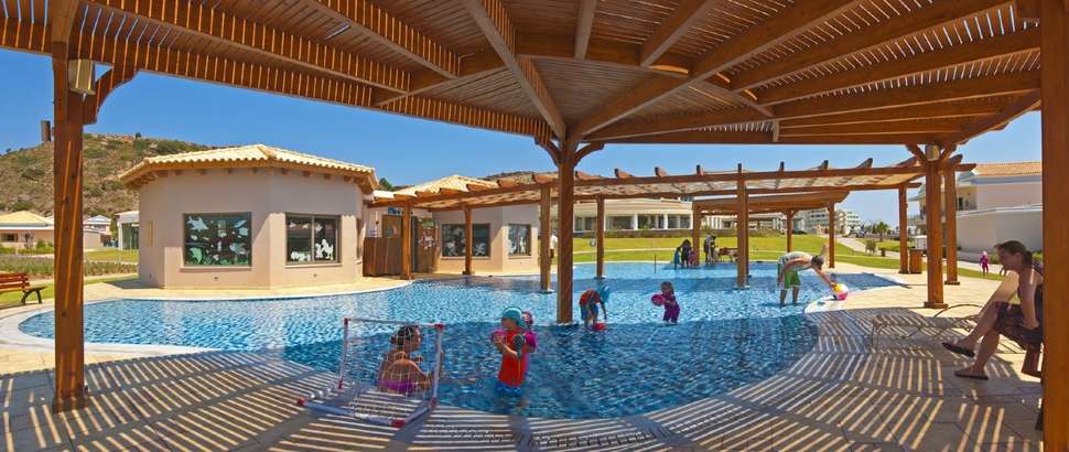 Een foto van het zwembad bij La Marquise Luxury Resort