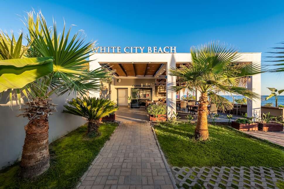 Een foto van de faciliteiten bij White City Beach Hotel