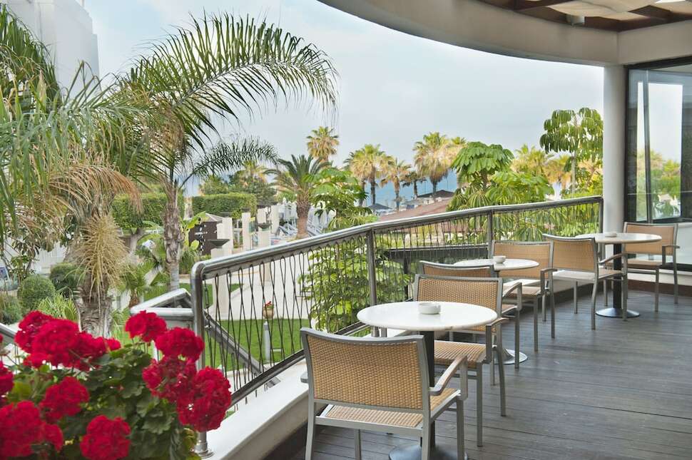 Een foto van het terras bij Louis Ledra Beach Hotel